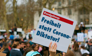 Bürger demonstrieren vor Villa von Gesundheitsministerin Petra Köpping – Innenminister sieht Demokratie in Gefahr!